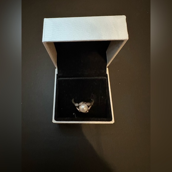 Pandora Silver, Cubic Zirconia & Cultured Freshwater Pearl Luminous Leaves Ring - Picture 3 of 3